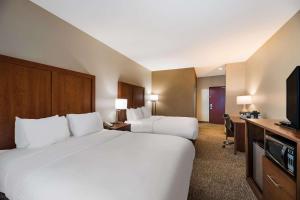 Cette chambre comprend 2 lits et une télévision à écran plat. dans l'établissement Comfort Inn & Suites Las Vegas - Nellis, à Las Vegas