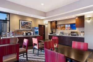 Comfort Inn & Suites Las Vegas - Nellis في لاس فيغاس: مطعم بطاولات وكراسي وكاونتر