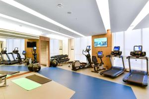 - une salle de sport avec plusieurs tapis de course et vélos d'exercice dans l'établissement Clarion Hotel Jeddah Airport, à Djeddah