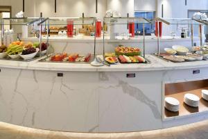 una línea de buffet con muchos tipos diferentes de comida en Clarion Hotel Jeddah Airport en Yeda