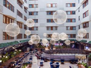 Blick auf das Thermium eines Hotels mit Lichtern in der Unterkunft Radisson Blu Royal Viking Hotel, Stockholm in Stockholm