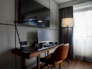 TV a/nebo společenská místnost v ubytování Radisson Blu Royal Viking Hotel, Stockholm