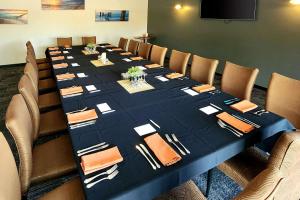 een lange tafel met stoelen en een blauwe tafelkleed bij Comfort Inn Whyalla in Whyalla