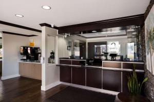 a bar in a restaurant with a coffee shop at Quality Inn Elk Grove-Sacramento in Sacramento