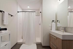Vannituba majutusasutuses Experience Downtown Chicago at Millennium - Luxury Apartments in The Loop