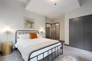 Voodi või voodid majutusasutuse Experience Downtown Chicago at Millennium - Luxury Apartments in The Loop toas