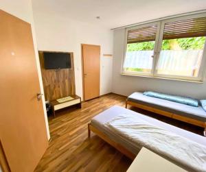 Zimmer mit 2 Betten und einem Flachbild-TV in der Unterkunft 4RENT Apartments in Worms