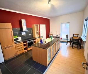 eine Küche mit roten Wänden und eine Küche mit einer Theke in der Unterkunft 4RENT Apartments in Worms