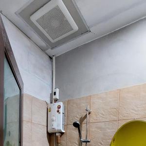 a bathroom with a ceiling with a air conditioning unit at Banrai Kunchay Wangnamkhiao in Ban Huai Nam Khem