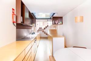 科英布拉的住宿－SOBRE RIBAS 12，小厨房设有天窗天花板