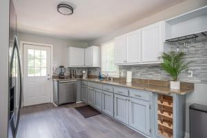 Kuchyň nebo kuchyňský kout v ubytování Relax in a 2 bed 2 bath Haven Near Cascade