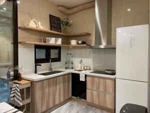 La cuisine est équipée d'un évier et d'un réfrigérateur. dans l'établissement 月月寓室 Luna INN 民宿, à Yilan City