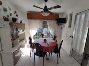 科隆Depto Luis的一间带桌椅和吊扇的餐厅