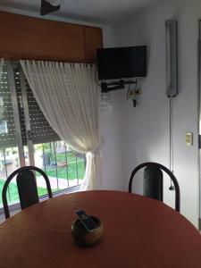 科隆Depto Luis的坐在窗前桌子上的遥控器 更多8张照片