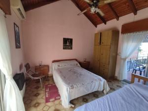 科隆Depto Luis的一间卧室，里面有一张床、一张桌子和一扇窗户