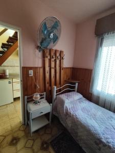 科隆Depto Luis的一间卧室配有两张床和风扇