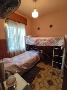 科隆Depto Luis的带2张床的客房,位于带窗户的房间内