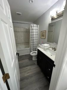 The Amberly House في سينسيناتي: حمام مع حوض ومرحاض وحوض استحمام