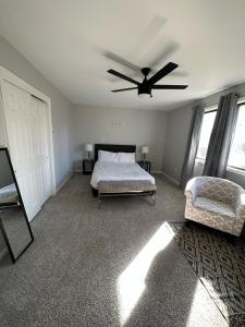 The Amberly House في سينسيناتي: غرفة نوم بسرير ومروحة سقف