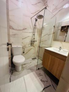 a bathroom with a toilet and a sink at Appartement jade in Essaouira