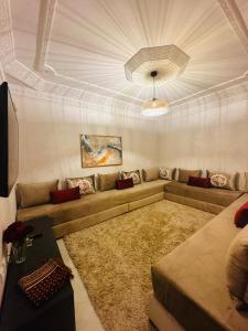 索維拉的住宿－Appartement jade，带沙发和天花板的客厅
