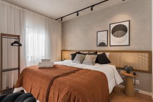 a bedroom with a large bed with a orange blanket at Cyclinn Jesuíno Arruda Itaim in São Paulo