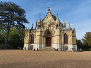 una vecchia chiesa con una croce sopra. di LE CHIC ETHNIC DREUX 52m2 - 50 MIN DE PARIS - PARKING GRATUIT a Dreux