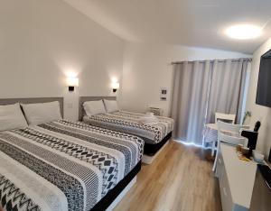 Destination Inn Cache Creek tesisinde bir odada yatak veya yataklar
