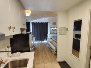 Destination Inn Cache Creek tesisinde mutfak veya mini mutfak