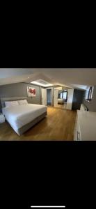ein Schlafzimmer mit einem großen weißen Bett in einem Zimmer in der Unterkunft Nadide sokak daire4 dublex in Istanbul