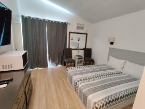 Destination Inn Cache Creek tesisinde bir odada yatak veya yataklar