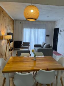 エスケルにあるLos Notros Homeのリビングルーム(木製テーブル、白い椅子付)