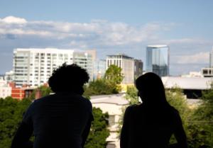 mężczyzna i kobieta patrzą na miasto w obiekcie Park Lane Suites & Inn w mieście Portland
