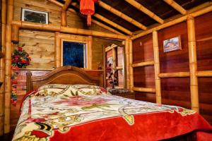 a bedroom with a bed in a log cabin at Simba in Medellín