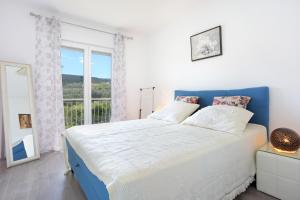 Posteľ alebo postele v izbe v ubytovaní Apartments with a parking space Slatine, Ciovo - 2566