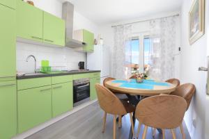 Η κουζίνα ή μικρή κουζίνα στο Apartments with parking space Slatine, Ciovo - 2566