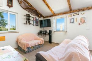 Televisyen dan/atau pusat hiburan di Secluded house with a parking space Supetar, Brac - 17330