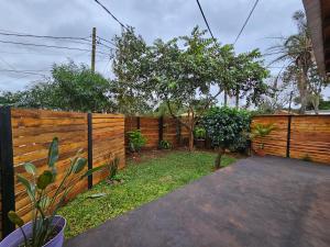 una valla de madera con una pasarela en un patio en Samambaias, en Puerto Iguazú