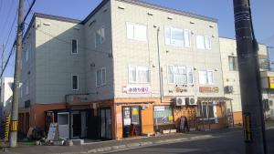 een gebouw op de hoek van een straat bij 旅の宿ていね in Sapporo