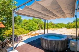 un grand auvent au-dessus d'une piscine dans une aire de jeux dans l'établissement Family friendly house with a parking space Imotski, Zagora - 21150, à Podbablje