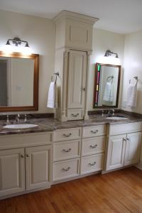 uma casa de banho com dois lavatórios e dois espelhos em The Emory House em Emory