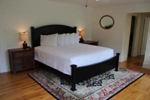 1 dormitorio con 1 cama grande y 2 mesitas de noche en The Emory House en Emory