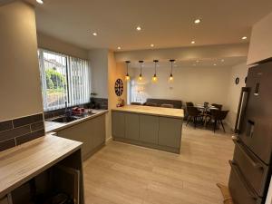 a kitchen and dining room with a table in it at Modern 3 Bedroom home near Birmingham Airport & NEC in Sheldon