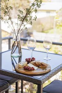 カウズにあるSeaview Cowes by Ready Set Stayのテーブル(一皿、グラスワイン2杯付)