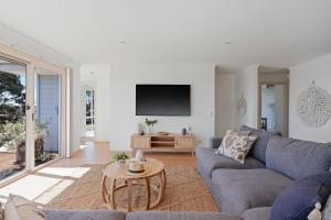 カウズにあるSeaview Cowes by Ready Set Stayの青いソファとテーブルのあるリビングルーム +17枚の写真