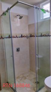 y baño con ducha y puerta de cristal. en Apartamento Family 3, en Santa Rosa de Cabal