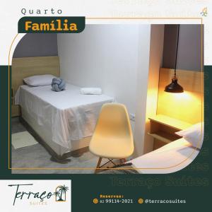 Zimmer mit einem Bett und einem gelben Stuhl in der Unterkunft Hotel Terraço Suítes in União dos Palmares