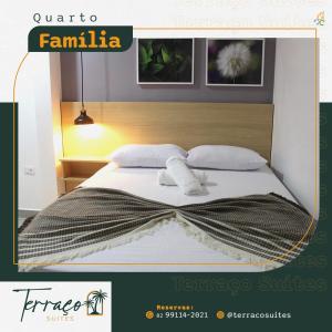 ein Himmelbett für ein Schlafzimmer mit weißen Kissen in der Unterkunft Hotel Terraço Suítes in União dos Palmares