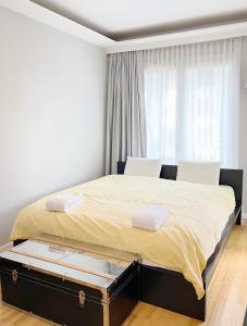 ein Schlafzimmer mit einem großen Bett und einem großen Fenster in der Unterkunft Prime Comfort Apartment with Balcony & Free Parking in Berlin