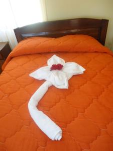un asciugamano bianco sopra il letto di Hostal del Sol Isla del Sol a Isla de Sol